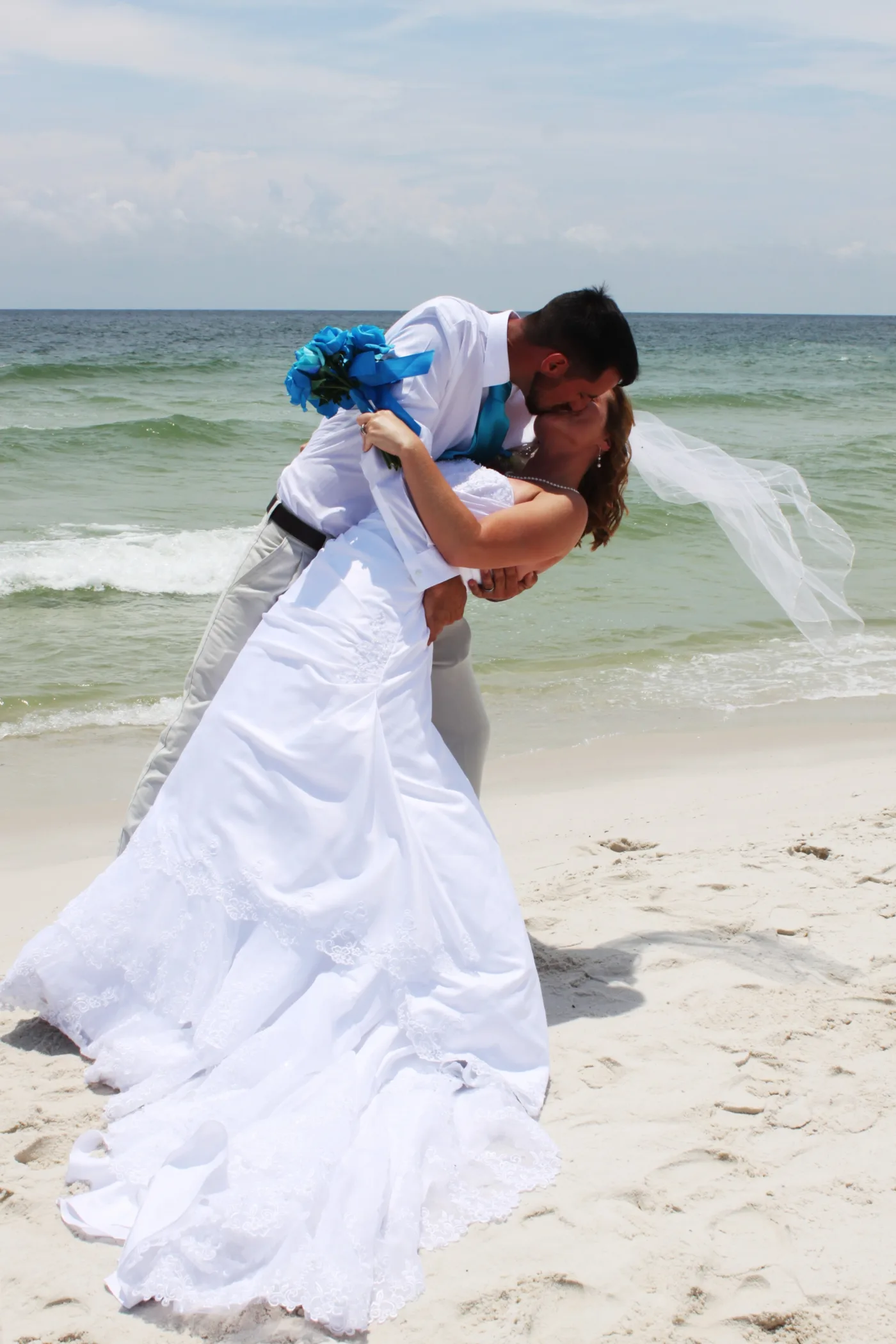 BEACH WEDDING ROMANCE